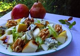 Ledový salát s hruškou, plísňovým sýrem a ořechy