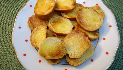 Dýňová polévka s kokosovým mlékem a rohlíkovými chipsy