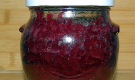 Salát z pečené červené řepy do skleniček