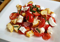 Rajčatový salát s kozím sýrem a křupavými krutony