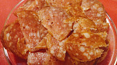 Jemně nakrájené špekáčkové chipsy k pivku