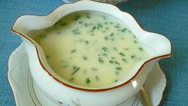 Dietní pažitková omáčka s bramborovým základem