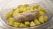 Kuřecí rolka plněná pažitkovou omeletou s bramborami z parního hrnce