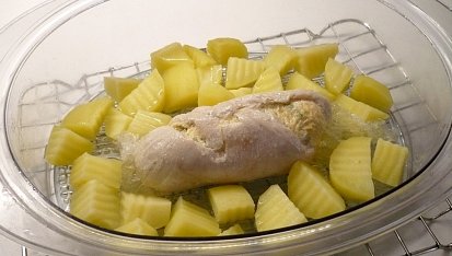 Kuřecí rolka plněná pažitkovou omeletou s bramborami z parního hrnce