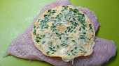 Kuřecí rolka plněná pažitkovou omeletou s bramborami z parního hrnce