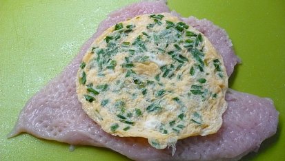 Kuřecí rolka plněná pažitkovou omeletou s bramborami z parního hrnce