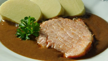 Pečené uzené maso se švestkovou omáčkou