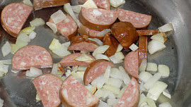 Brambory s čínským zelím a špekáčkem
