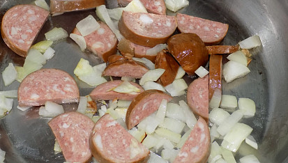 Brambory s čínským zelím a špekáčkem