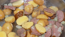 Brambory s čínským zelím a špekáčkem