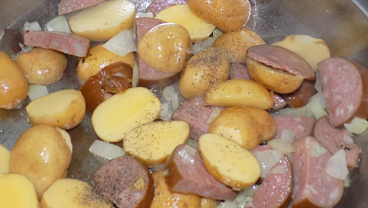 Brambory s čínským zelím a špekáčkem