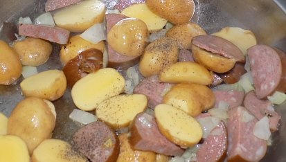 Brambory s čínským zelím a špekáčkem