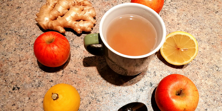 Pečený jablečno-citrónovo-zázvorový čaj