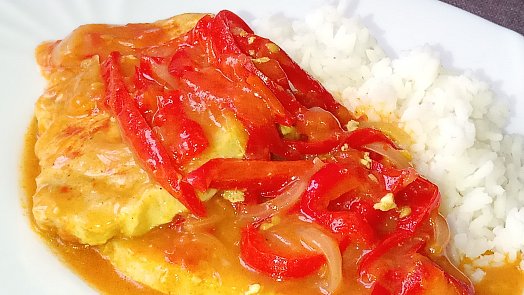 Vepřová pečeně - plátky na paprikách a rajčatech