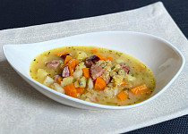 Čočková polévka s klobásou a zeleninou