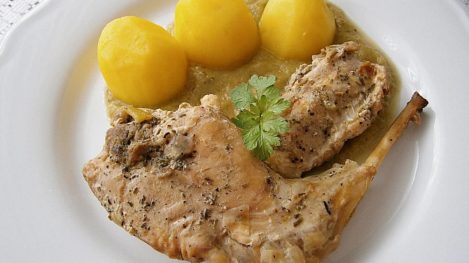 Králík s cuketovo-okurkovým pyré z pomalého hrnce