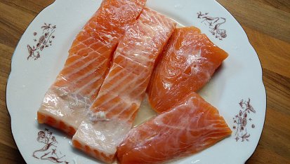 Losos na sádle se zeleninou a pečenou bramborou, losos nasoleny a pokapany citronem