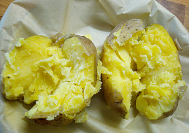 Losos na sádle se zeleninou a pečenou bramborou (asi málo uvařené, ale rozlousknul jsem je :-) )