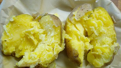 Losos na sádle se zeleninou a pečenou bramborou, asi málo uvařené, ale rozlousknul jsem je :-) 