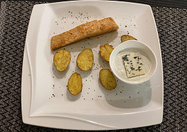 Losos s pečenými brambory a nivovým dipem