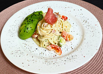 Špagety s žervé a avokádem