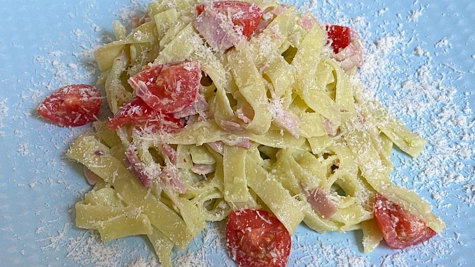 Tagliatelle s šunkou a parmezánem