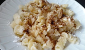 Tvarohové halušky (Místo hladké mouky použitá hrubá mouka. Podávané s cukrem, špetkou skořice a přelité máslem.)