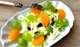 Zelný salát s hroznovým vínem a mandarinkou
