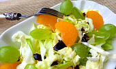 Zelný salát s hroznovým vínem a mandarinkou