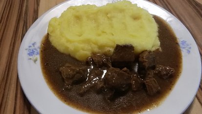 Hovězí loupaná plec na pepři a bramborové kaši