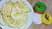 Krůtí kousky na houbách s cudlemi  (Dělená strava podle LK - Zvířata), struhátko z Tescomy nejen na cudle