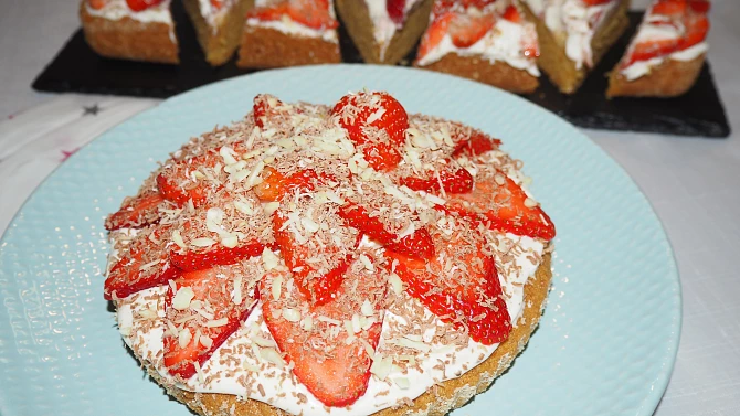 Mrkváč s mascarpone a jahodami