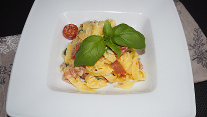 Nudle s pancettou a parmezánem