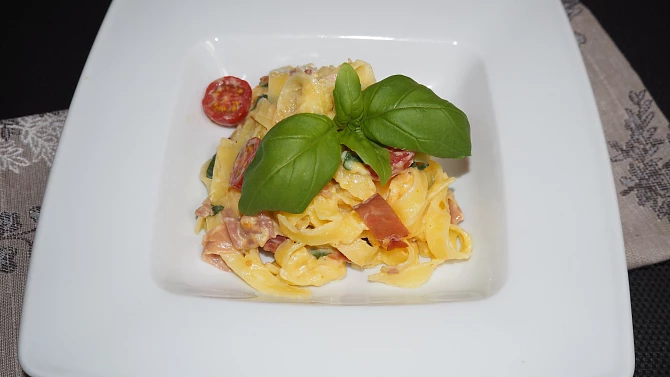 Nudle s pancettou a parmezánem