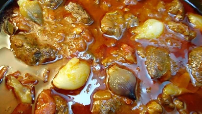 Řecký guláš stifado z české trouby