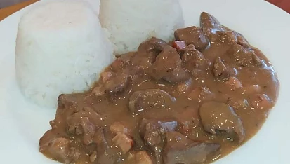 Drůbeží játra na cibulce s rýží