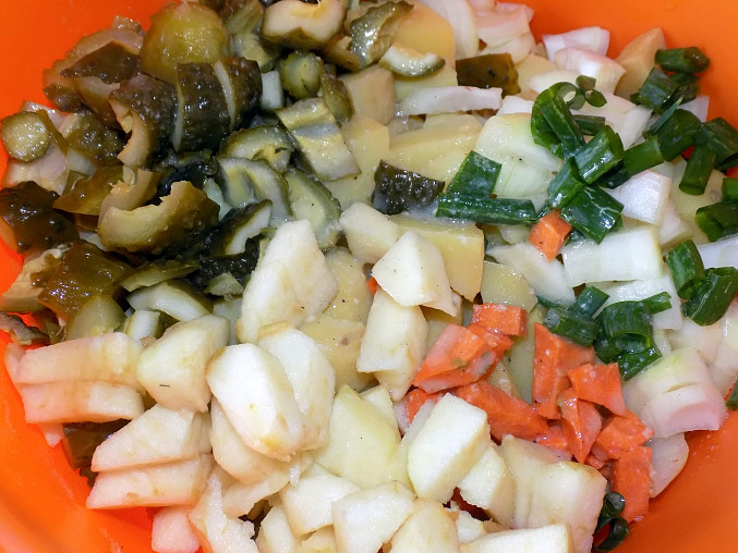 Retro bramborový salát se zeleninou a sladkokyselou zálivkou
