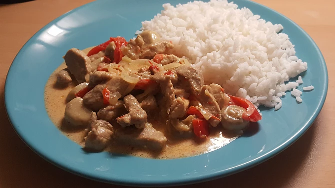 Vepřové nudličky se žampiony a paprikou