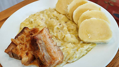 Cuketové zelí dušené, Pečený bůček s cuketovým zelím a bramborovým knedlíkem.