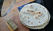 Domácí tortilla (každou tortilu hned po upečení přiklopit, aby se zapařila a zůstala vláčná)