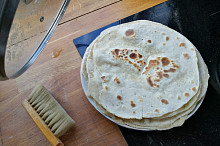 každou tortilu hned po upečení přiklopit, aby se zapařila a zůstala vláčná