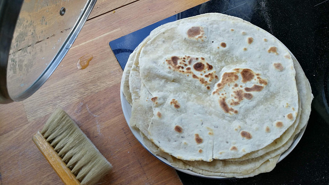 Domácí tortilla, každou tortilu hned po upečení přiklopit, aby se zapařila a zůstala vláčná