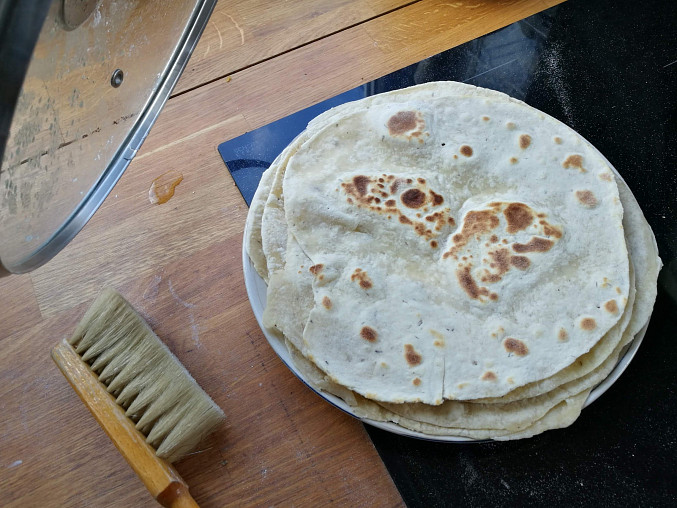Domácí tortilla, každou tortilu hned po upečení přiklopit, aby se zapařila a zůstala vláčná