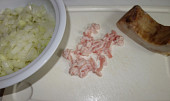 Guláš z krůtích žaludků a srdíček (cibule , zbytek z krájené slaniny , uzená slanina)