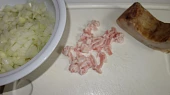 Guláš z krůtích žaludků a srdíček, cibule , zbytek z krájené slaniny , uzená slanina