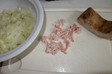 cibule , zbytek z krájené slaniny , uzená slanina