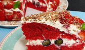 Červený dort s krémem a ovocem