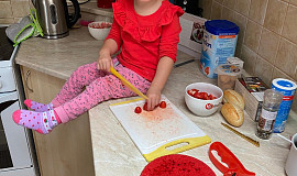 Červený dort s krémem a ovocem