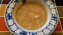 Květáková polévka s vejcem