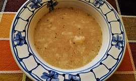 Květáková polévka s vejcem